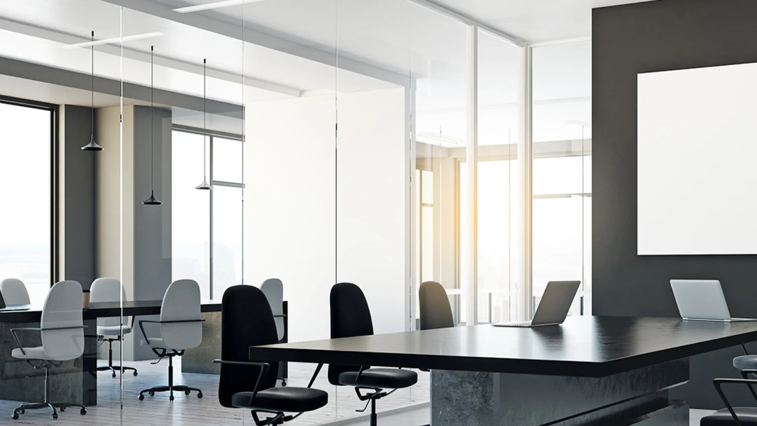 Espacio de trabajo ergonómico con buena iluminación